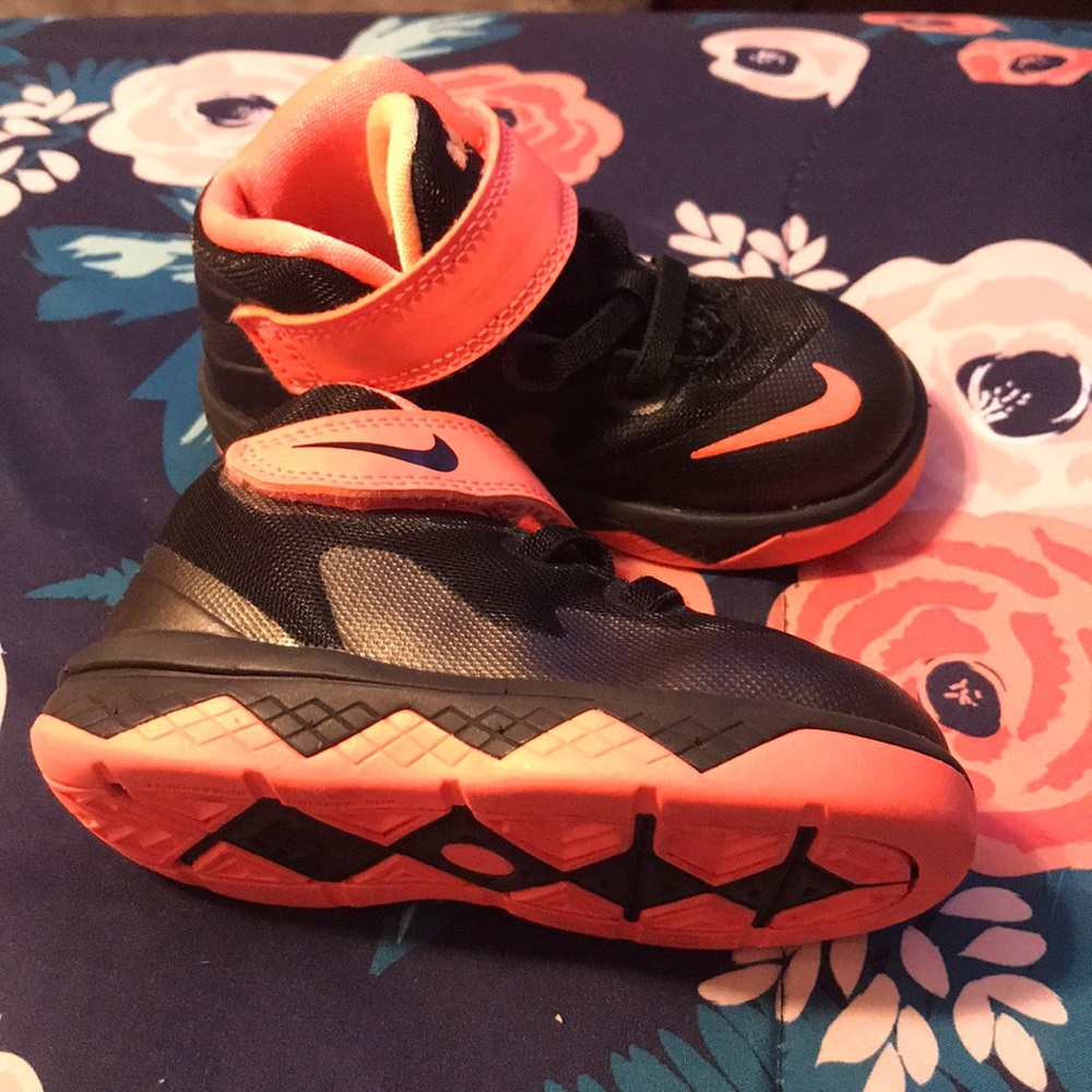 Nike - Picture 3 of 3